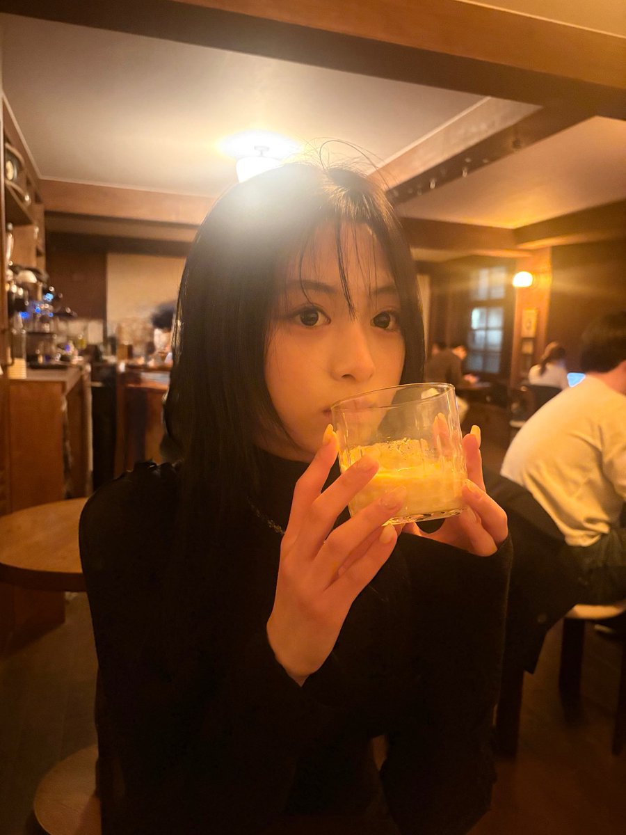 พูดรอบที่ล้านว่าชั้นชอบเวลานางไม่ใส่คอนแทคเลนส์มาก ㅠㅠ คือตาจริงนางสวย กลม แป๋วอยู่แล้วอะ 🥺