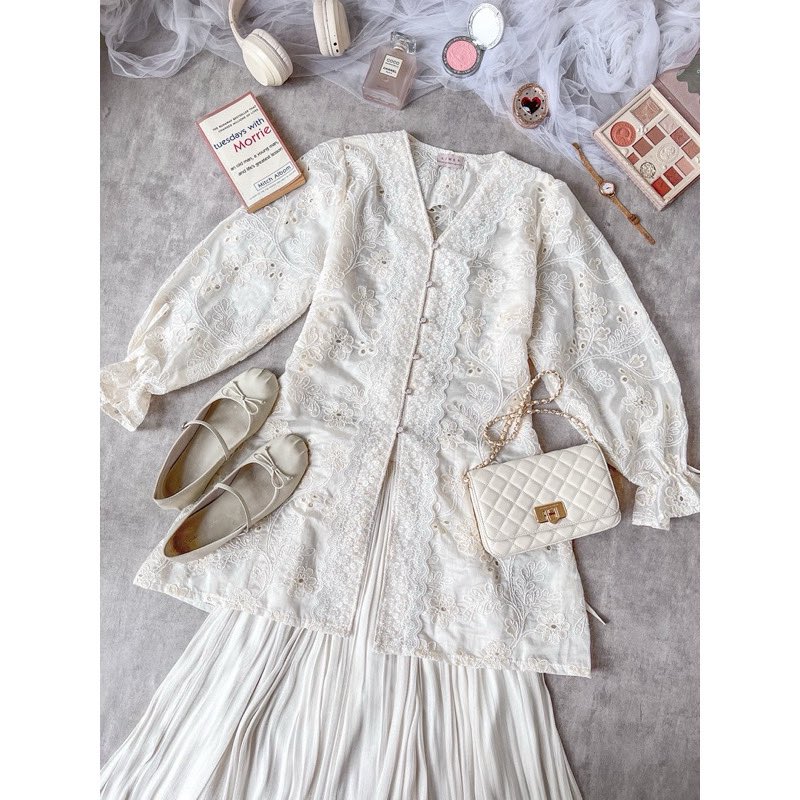 cucumberyoungs's tweet photo. Tunik tuh emang penyelamat 🫶
Dipakai santai oke, mau agak rapi juga masih masuk. Tinggal mix dikit, langsung auto cakep.
https://t.co/XgwlTIttxG

#TunikWanita #OutfitSantai #GenZStyle #OOTDSehariHari https://t.co/75C9UJQEMS