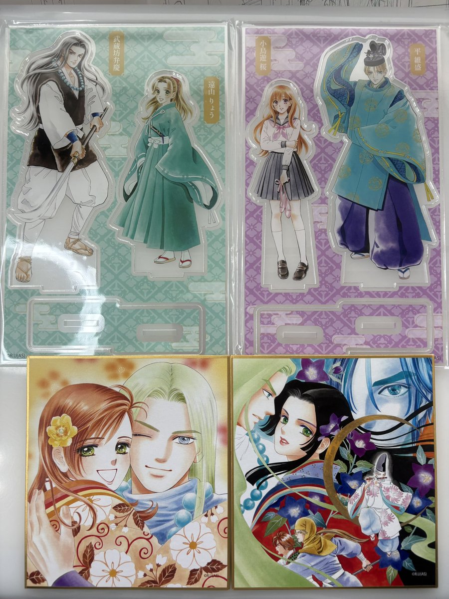 昨日の原画展で購入したグッズはこちら。アクスタ2種、ミニ色紙2枚