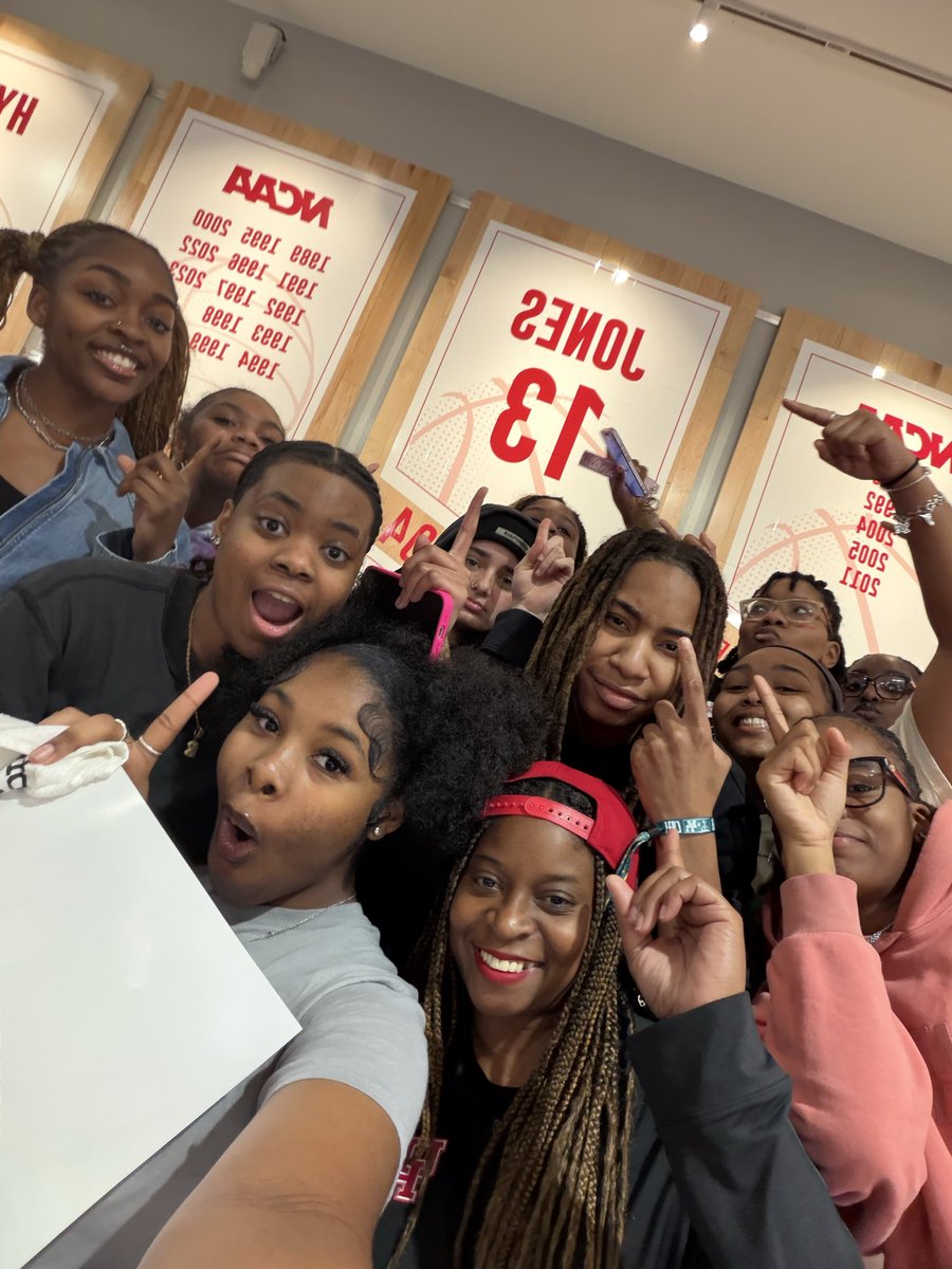 Is your coach’s jersey retired? 👀

We had a time tonight!!! Thank you <a href="/UHCougarWBB/">Houston Women's Basketball</a> for having us!!! 

#BLAZE🔥