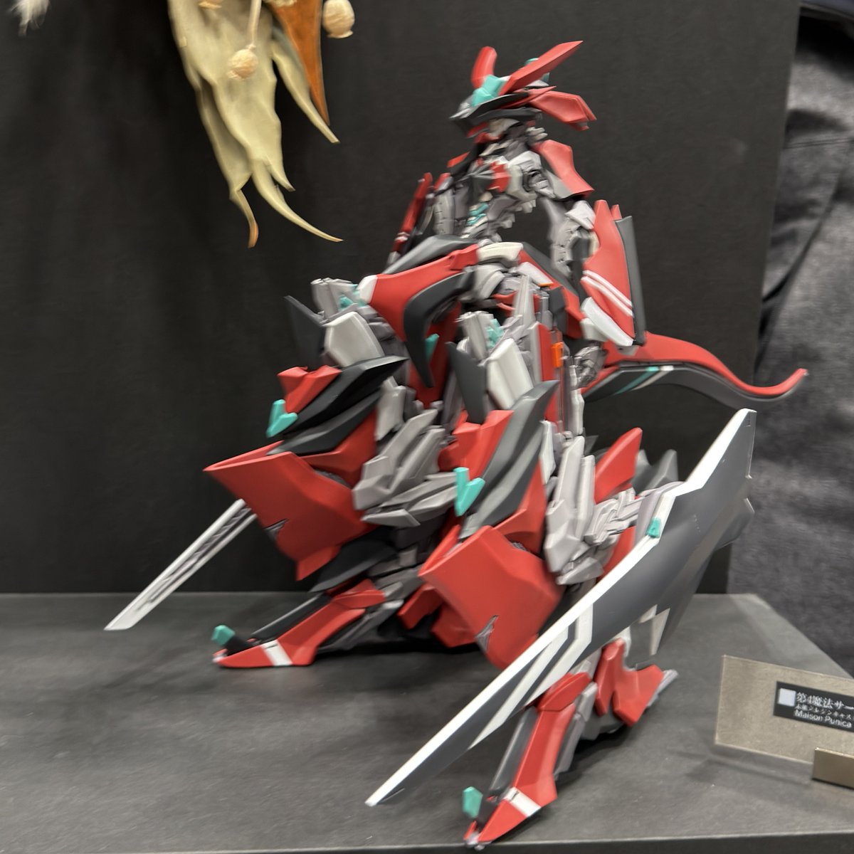 メゾンプニカさんとこの新作
えらいかっこよいので買いました。

む、むちゃくちゃブレている…👀
もう少し腰据えて撮ればよかった🫠