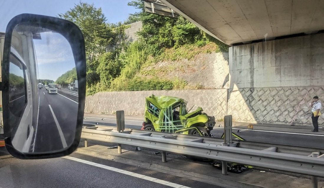 拾い絵だけど、頑丈なラダーフレームでも高速で事故るとぐちゃぐちゃ。気をつけよう。