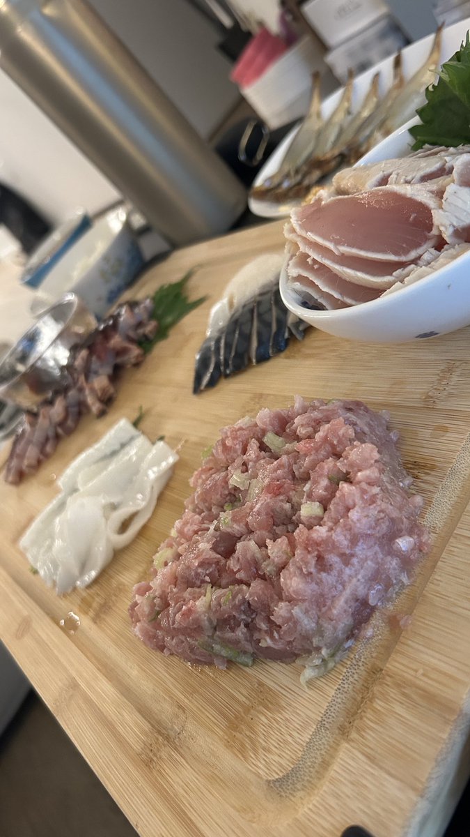 Acham_L2R's tweet photo. 誕生日は手巻き寿司Partyなのです🍣
これらを手に入れるために日系の魚屋さんへ行きました🚗💨 https://t.co/wesJMQsXZa