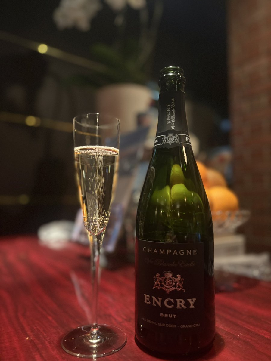 elf0704's tweet photo. シャンパーーーーーン🥂
ENCRY久々かも！！ https://t.co/DokNMKF5cA