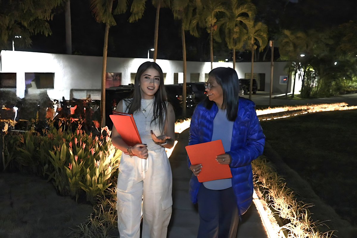 delcyrodriguezv's tweet image. Recibí a nuestra joven ministra Daniella Cabello, quien me presentó un balance de sus primeros días de gestión y conversamos sobre un plan especial para dar impulso al crecimiento del Motor Turismo y captar nuevas inversiones nacionales e internacionales.