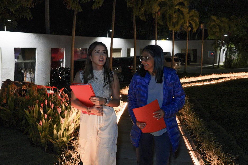 delcyrodriguezv's tweet image. Recibí a nuestra joven ministra Daniella Cabello, quien me presentó un balance de sus primeros días de gestión y conversamos sobre un plan especial para dar impulso al crecimiento del Motor Turismo y captar nuevas inversiones nacionales e internacionales.