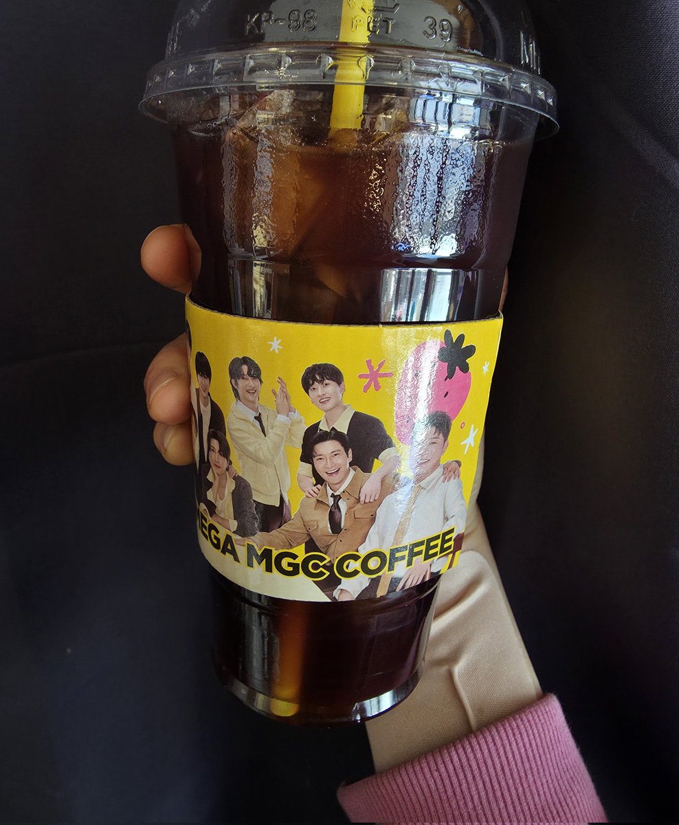 sarang3372's tweet image. 오늘은 아침부터 느릿하게 움직여서
양치하고 세수하고 출근전에 
메가커피가서 아아 사서 출근했다!

안녕하세요 .
저는 그지에요.

오늘겁나추워요 체감온도 영하 20도
인것 같아요

감기조심하세요.