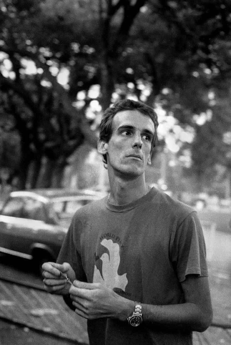 Un 8 de Febrero, pero del año 2012, daba paso hacia la inmortalidad el hombre que mejor personifico a la cultura popular desde todo punto de vista, combatiendo con la pluma, la voz y la guitarra la injusticia y la ignorancia. Hace 14 años nos dejaba Luis Alberto Spinetta.