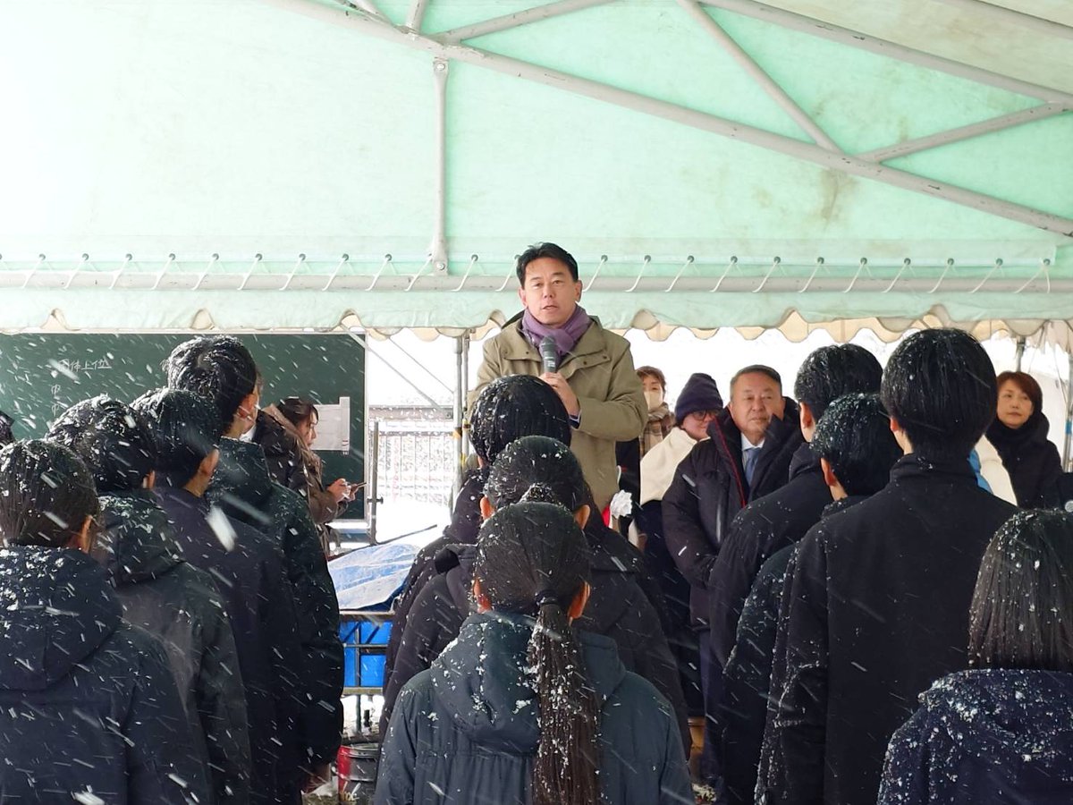 本日は雪の降りしきる中、第２７回宝塚・田村麻呂杯弓道大会が開かれました。

この大会が毎年開かれている山本地区は、奈良時代から平安時代にかけて活躍し、征夷大将軍として知られる坂上田村麻呂の子孫が地域として知られ、「坂上・阪上」さんがおおく住んでられます。