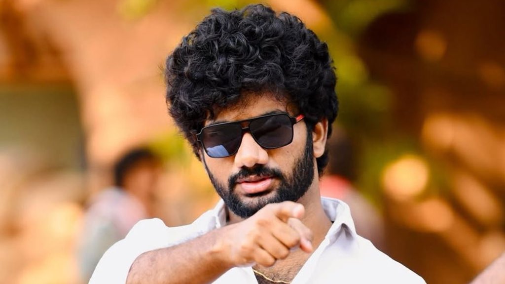 southcinemaaaa's tweet photo. #HanuMan2 Back on Track with Rishab as #LordHanuman 😳
Prasanth Varma finally locks HanuMan 2 after delays with shoot plans from March and Mythri backing it on a massive budget.
#RishabShetty joins as Lord Hanuman, setting up a grand pan-India release next year. https://t.co/pxwj6ThJSU