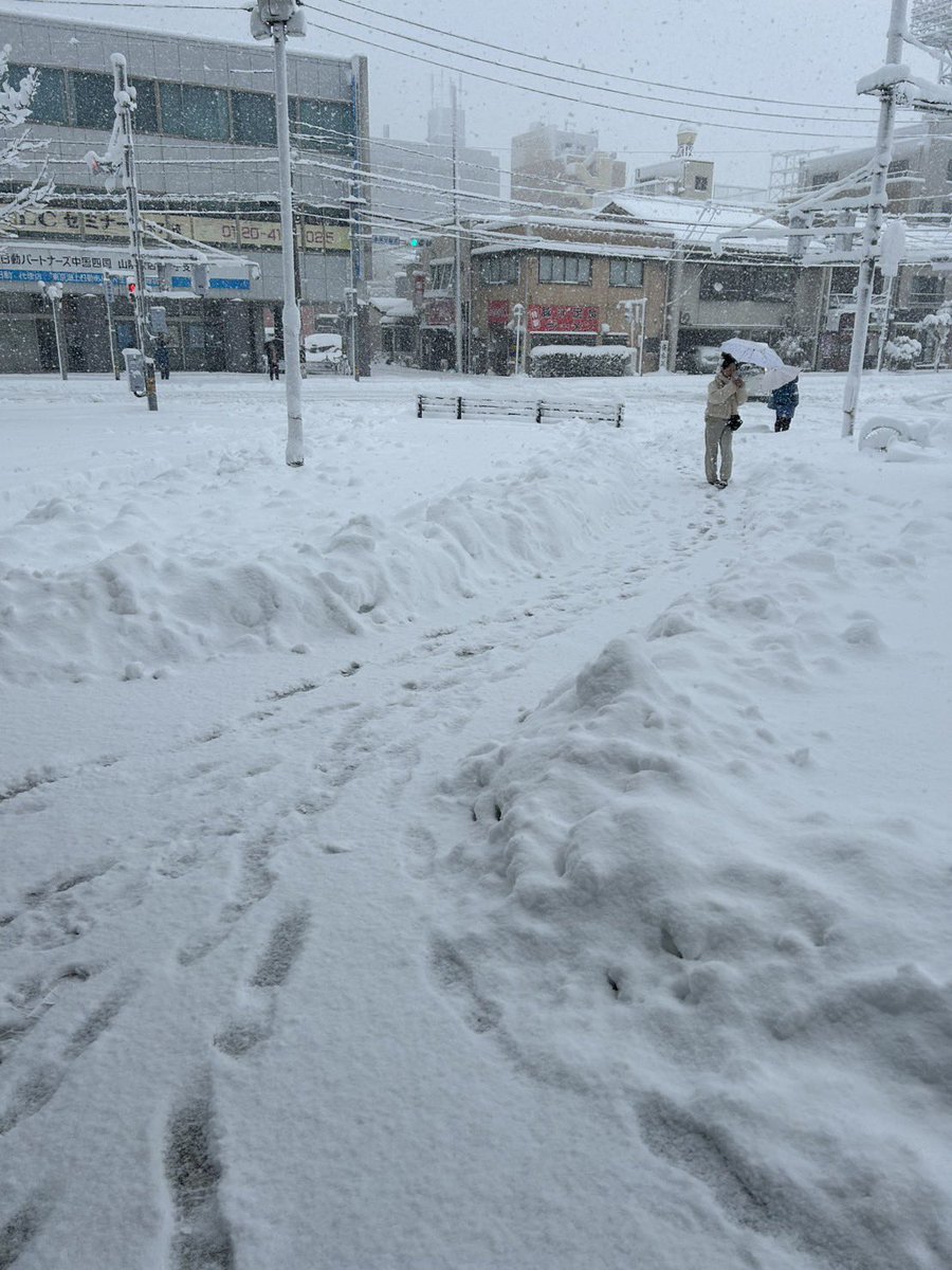 emotion_ken's tweet photo. 油そば笑麺亭の笑ちゃん米子店です。

本日は大雪のため、スタッフの安全を考慮し、午後からの営業をお休みさせていただきます。
ご迷惑をおかけしますが、ご理解のほどよろしくお願いいたします。 https://t.co/Of8Iie73ng