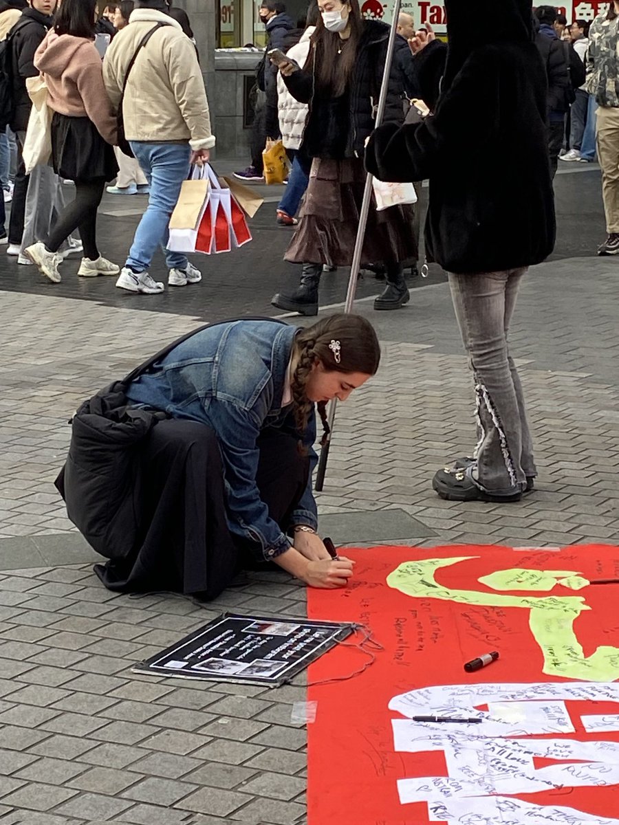 こんにちは🍉
2/17（土曜日）🇵🇸
衆議院議員選挙の最終日、大阪IR反対集会+デモと同じ日に行われたにも関わらずパレスチナ支援スタンディングに13名の参加者が集まってくれました。
今回もイギリス人留学生が参加してくれました。木曜日には、アメリカ人とベトナム人の方がも毎回参加してくれます🥹