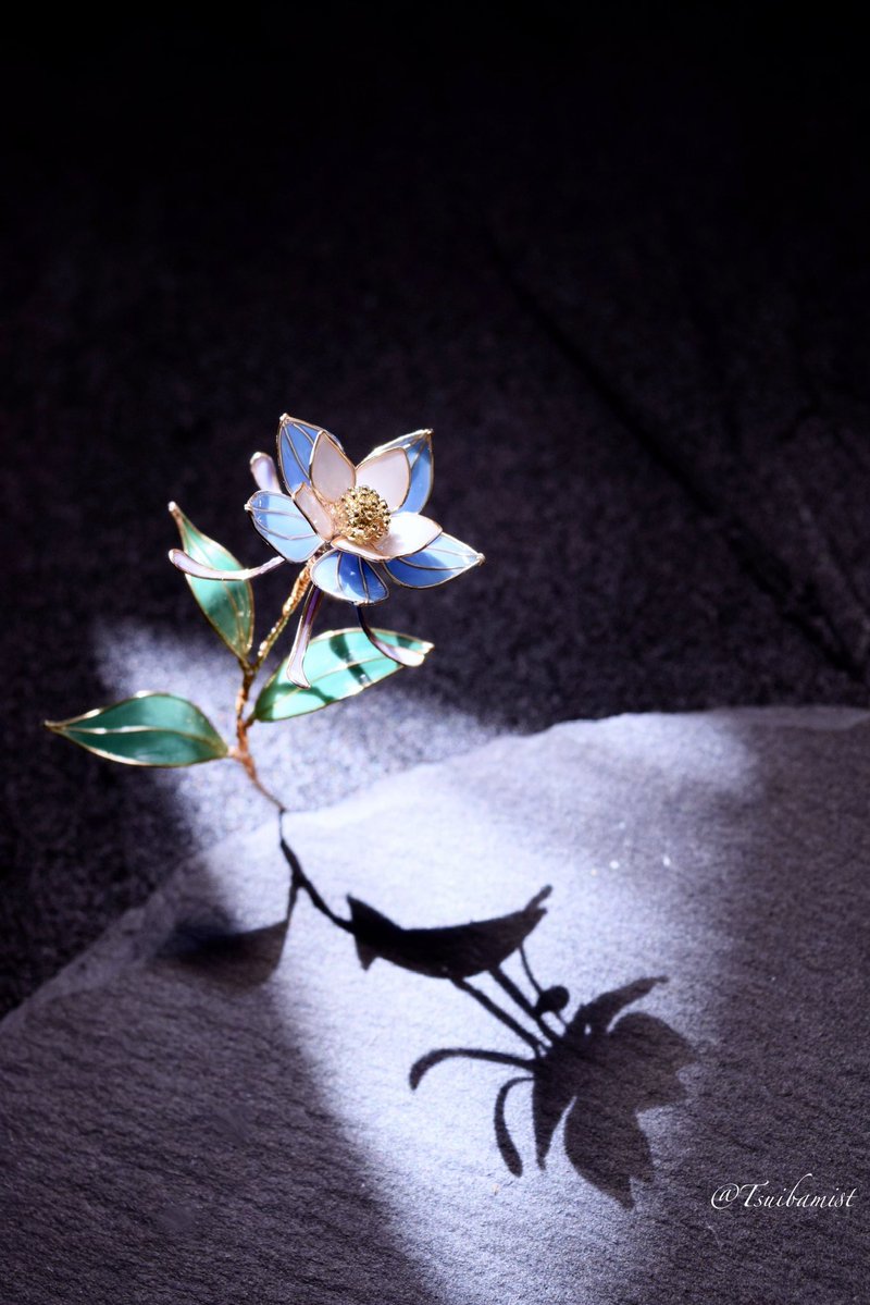 こんな写真もあったりします。

瑠璃百合は影も美しい。
鍾離先生がはじめて市井で咲く朝日に照らされた瑠璃百合を見つけた時、
こんな景色だったらいいなという妄想を詰め込んでます！

海灯祭を祝して
#原神   #GenshinImpact  
#tsuibamist