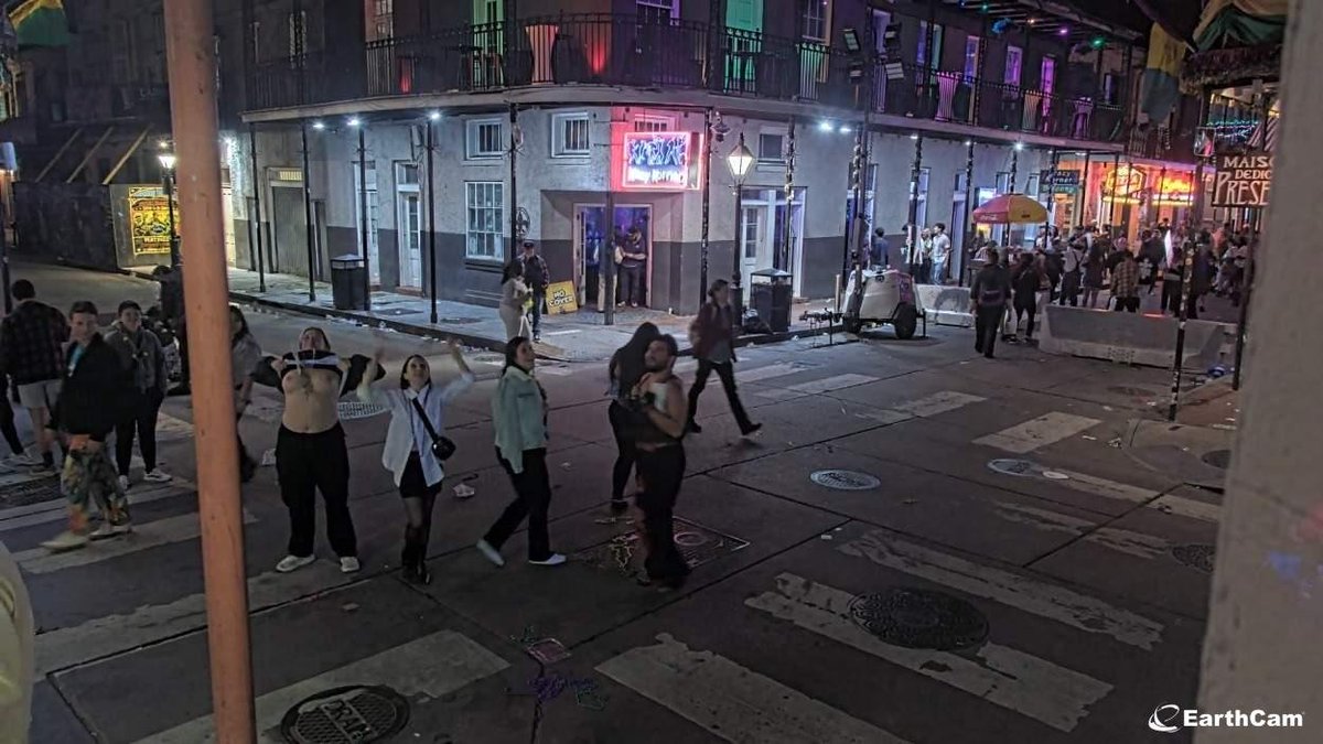 mardi gras flashing tweet media