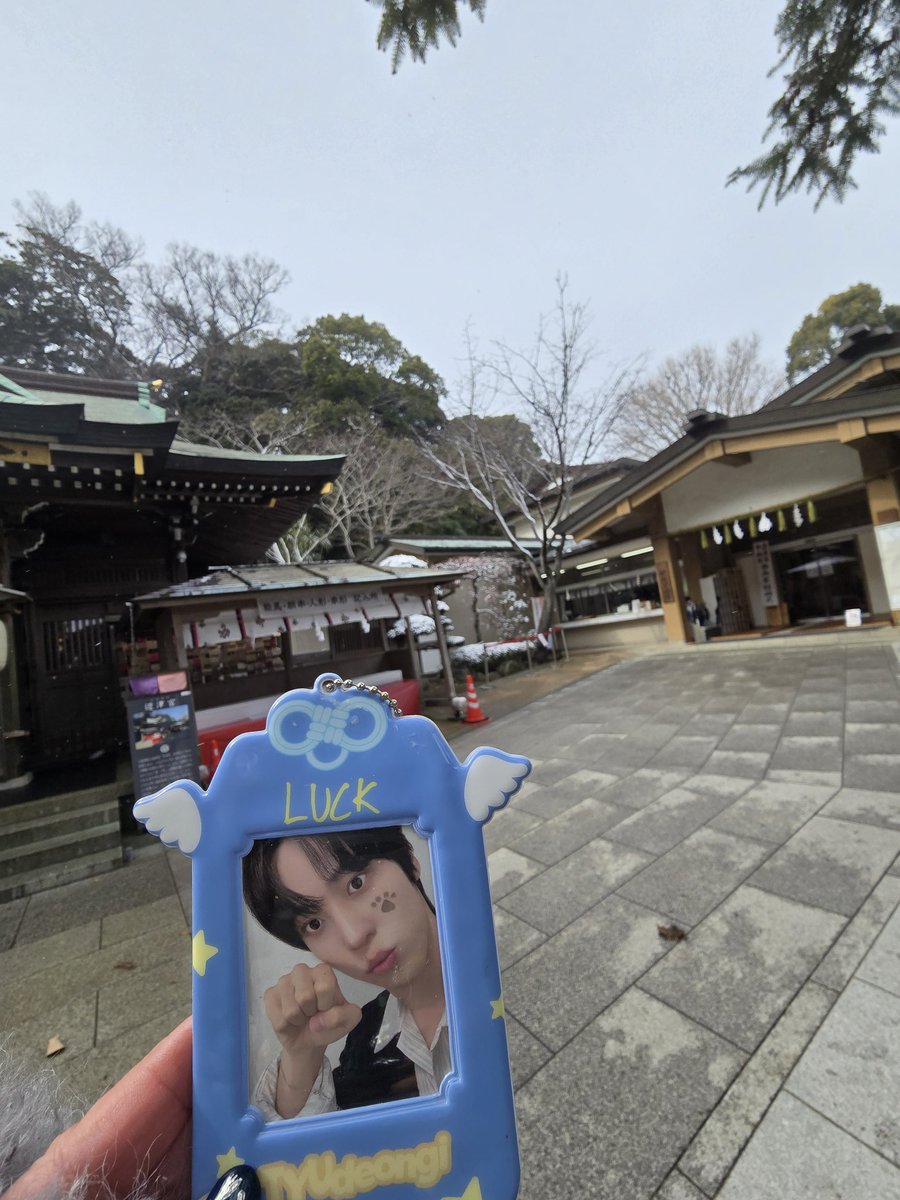 moon0323tiny's tweet photo. こんな雪の日なので空いてます🤭🤭
⛩️の前で写真、いつも撮れないの。
カムバ祈願&amp;リリイベ祈願に江島神社に来ました🍀🍀神様にご挨拶しませんと。雪景色の江の島は初めてですが、梅もキレイです✨️✨️心も洗わなくちゃ。#ATEEZ  #에이티즈 #YUNHO #윤호
 #ゆの聖地江島神社 https://t.co/SVw9gsNGQB