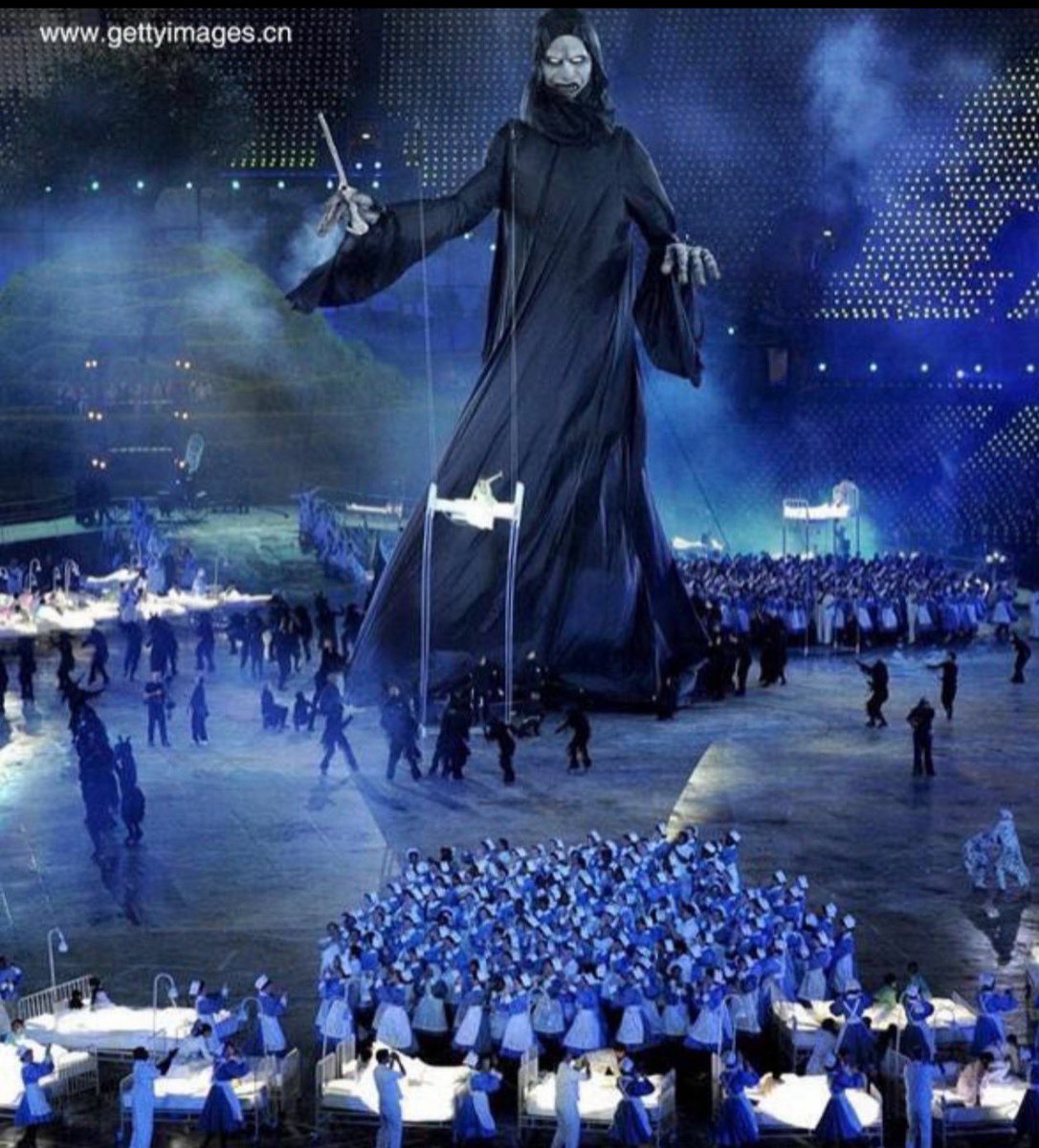 🚨 2012年倫敦奧運開幕式。還記得那座巨大的死神鵰像、病床和成群的病人嗎？

你不覺得那些你當時認為是擺拍的場景，現在看來似乎有了不同的意義嗎？

🚨線索到處都是，為什麼我們看不到呢？ ⁉️⁉️魔鬼们就是这么肆无忌惮地在人们面前羞辱着人类，但人类却视而不见，愚蠢至极的膜拜着他们