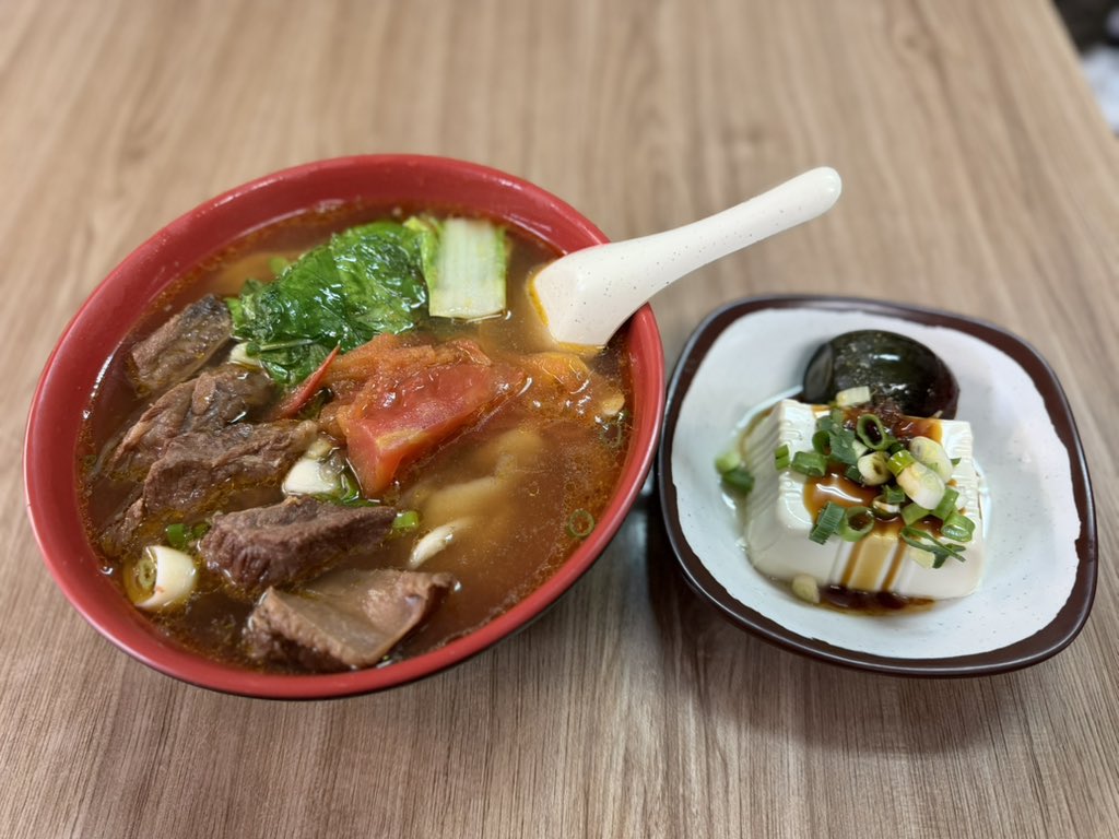 東門に刀削麺食べに来ました
太麺と細麺が選べます
一番人気のトマト入り牛肉麺にしました
あとピータン豆腐

さっぱりして美味しかった〜
店内満員でした

#永康刀削麺
#台北
#東門グルメ