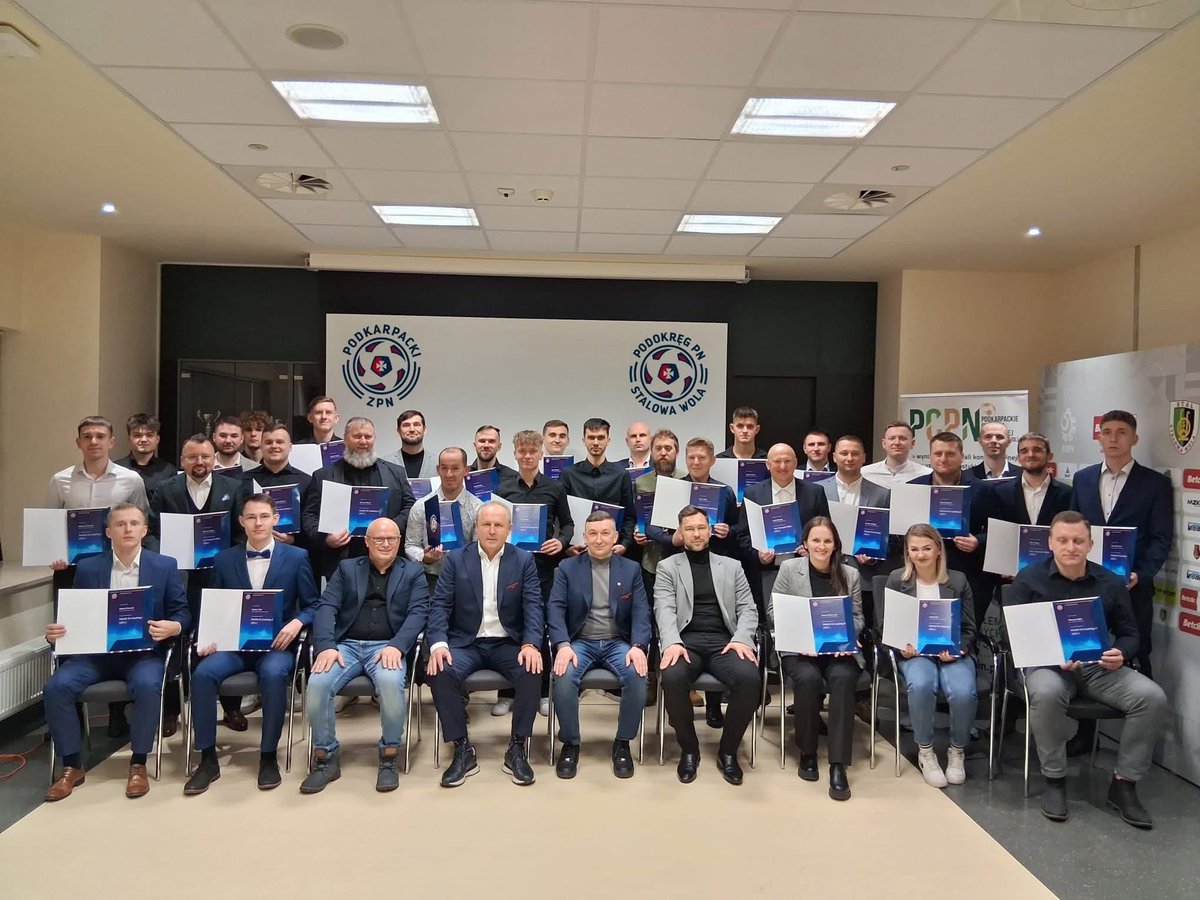 👥 𝟯𝟭 𝗼𝘀ó𝗯 nowych dołączyło do grona 𝘁𝗿𝗲𝗻𝗲𝗿ó𝘄 𝗽𝗶ł𝗸𝗶 𝗻𝗼ż𝗻𝗲𝗷

Egzaminy kończące kurs UEFA C w Stalowej Woli odbyły się w sobotę na stadionie PCPN.

📝 Obecnie trwa nabór m.in. na 𝗸𝘂𝗿𝘀𝘆 𝗨𝗘𝗙𝗔 𝗕 𝗶 𝗨𝗘𝗙𝗔 𝗖.