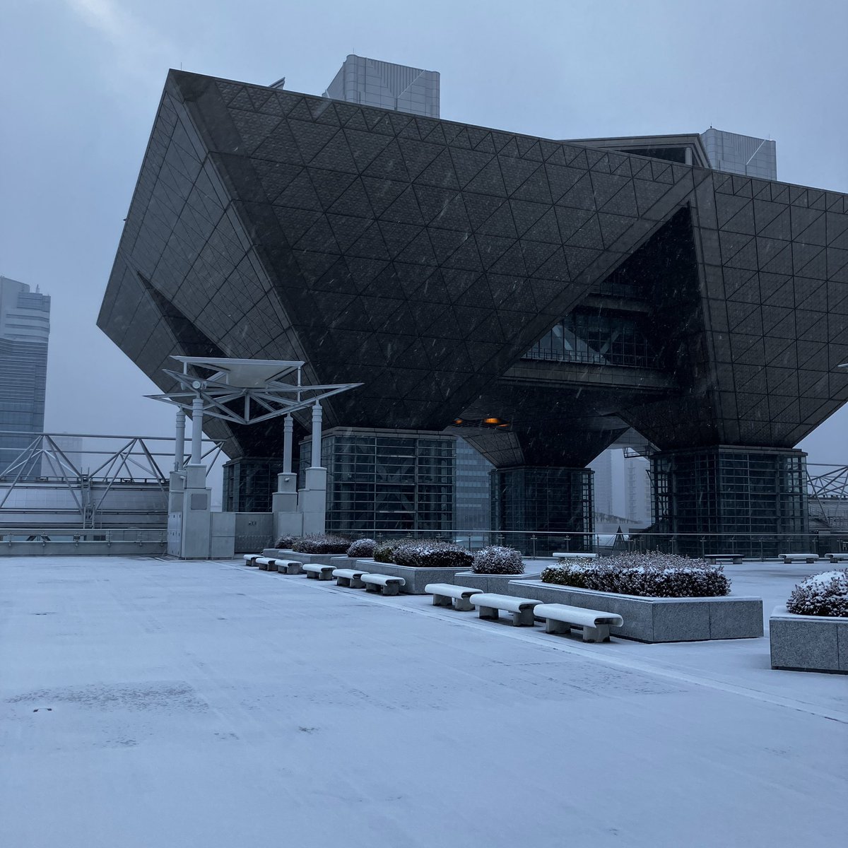 ＼無事閉会／
VALENTINE ROSE FES 2026 -day2-
このような降雪日の中、たくさんのご参加ご来場賜り誠に有難うございました。
前夜、気象予報を睨みつつ誘導計画を設営中に変更しての開催となりました。
深夜進行〜当日朝は雪の中、荷物搬入された印刷各社の皆様のご協力にも御礼申し上げます。