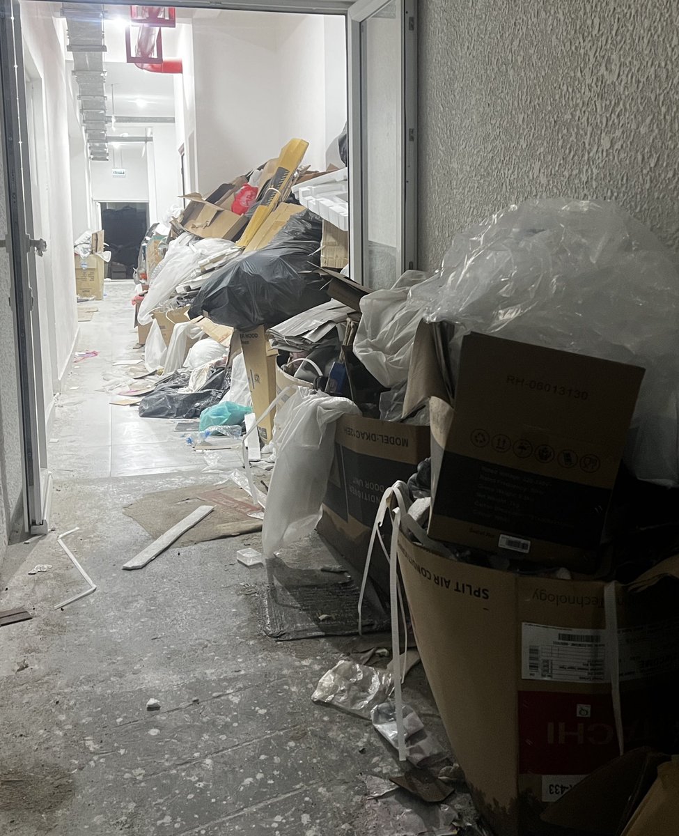 This is an Aman Dhoadhi tower entrance; a clear sign of how ill-disciplined and disorganized our state bodies and gov are.

When ppl move into a massive housing development like this, there shld be proper facilities to remove/discard boxes and moving debris.

These r huge lapses