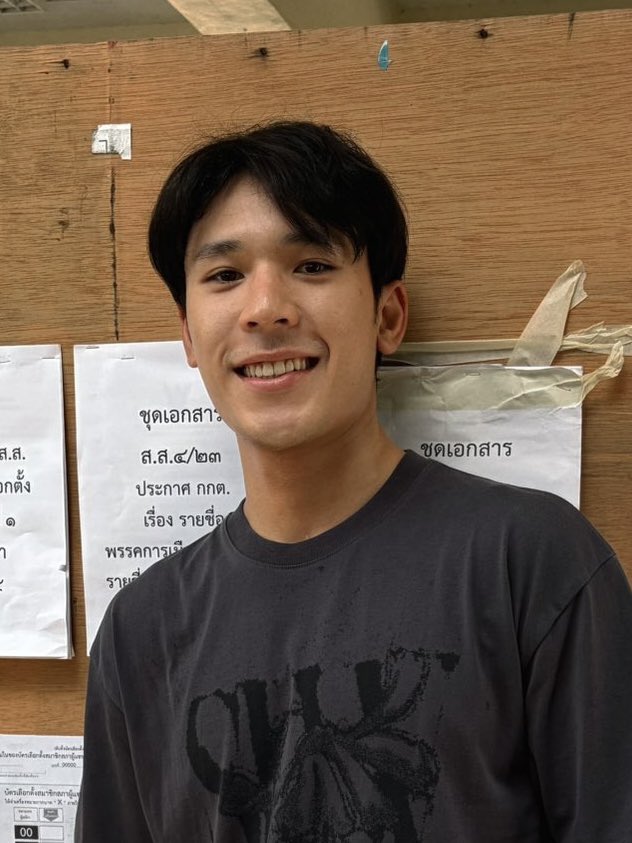 mexingu's tweet photo. ถ้าต้องจัดอันดับความหน้าสดผมไม่เซตของคุณศัจกร สมาร์ท พี่ทำไม่ได้จริง ๆ ช่วยด้วย ㅜㅜ แต่ถ้าต้องเลือกนี่ขอให้ลุคเลือกตั้งขึ้นอันดับหนึ่งน้า 😭😭😭 มันมีจริงนะคนที่หล่อขึ้นทุกครั้งที่กดชัตเตอร์และทุกครั้งที่ปรากฏตัว 🧎🏻‍♀️‍➡️ https://t.co/BO22SwE05B