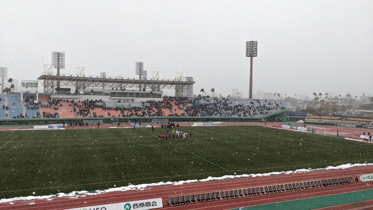 owkt16's tweet photo. 終わった瞬間、めちゃ吹雪いてきた。ただでさえ1名減の相手に負けて悔しいのに、容赦なく追い打ちかけてきた。この天候でも5000人近くの来場。正直、優勝目指すという割には物足りない攻守に感じました。始まったばかりなので、早急に修正していって欲しい！帰ってあったまろ

#鹿児島ユナイテッドFC https://t.co/Xu7JriDeBc