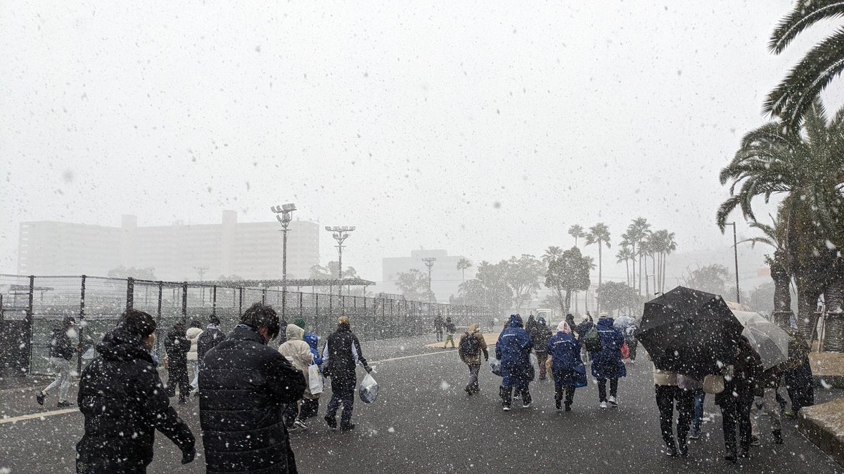 owkt16's tweet photo. 終わった瞬間、めちゃ吹雪いてきた。ただでさえ1名減の相手に負けて悔しいのに、容赦なく追い打ちかけてきた。この天候でも5000人近くの来場。正直、優勝目指すという割には物足りない攻守に感じました。始まったばかりなので、早急に修正していって欲しい！帰ってあったまろ

#鹿児島ユナイテッドFC https://t.co/Xu7JriDeBc