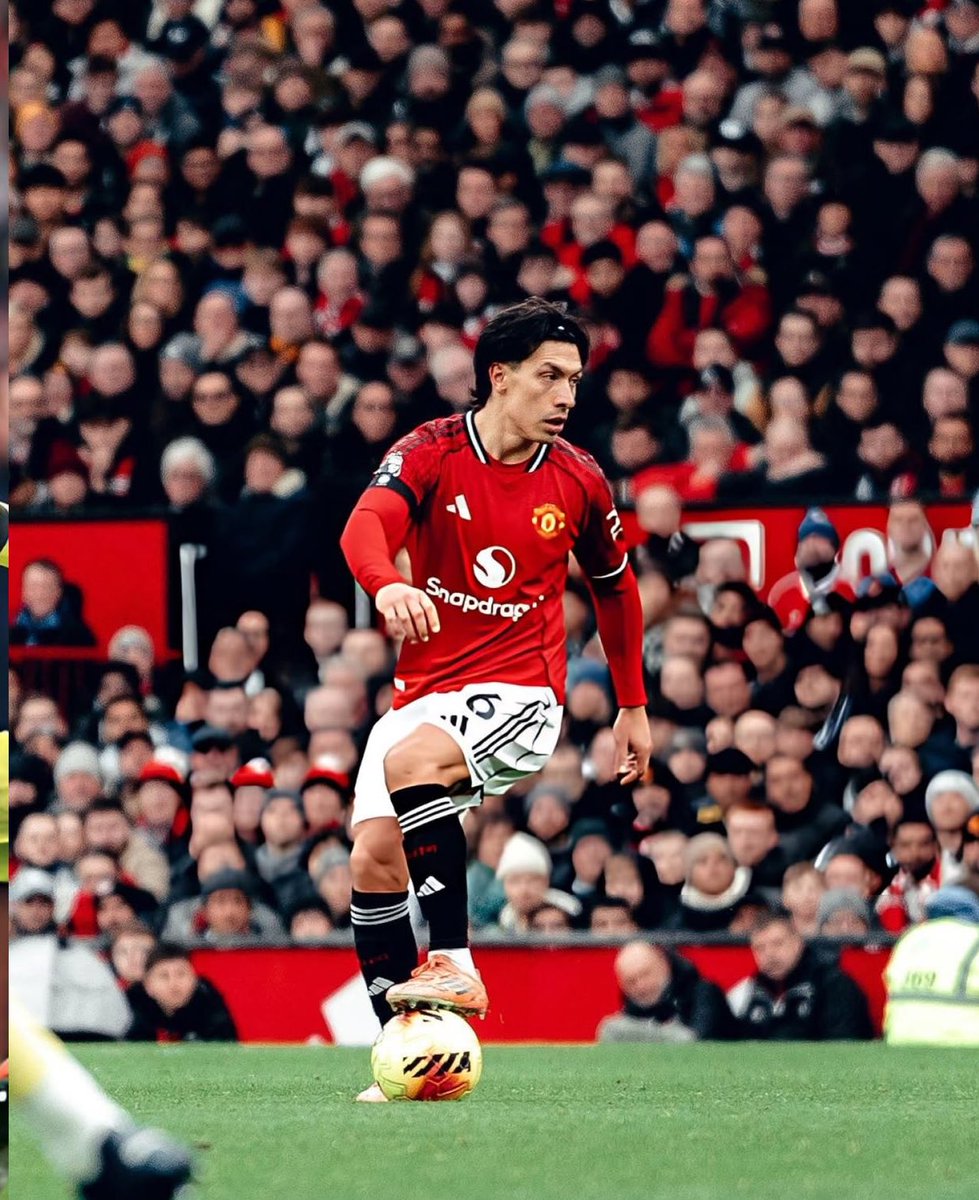 UtdMaI's tweet photo. Help Carrick cook this guy into a DM and stop the nonsense. No more headaches forcing Modai and panic-buying replacements for Pak Kasim. This guy can pass, ping long balls, win aerials, and actually has aggression in his game.

But the scary part? His vision going forward. A CB brave enough to dribble into midfield and break lines like a midfielder.

Polish him properly and you’re looking at a world-class DM