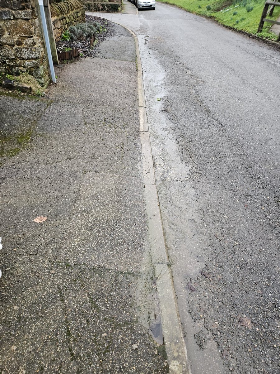 winifer569's tweet photo. @thameswater love to know how your engineer thought there wasn't a leak when I reported it and closed the case.. certainly looks like one to me! Bunch of jokes https://t.co/fImiDczRyN