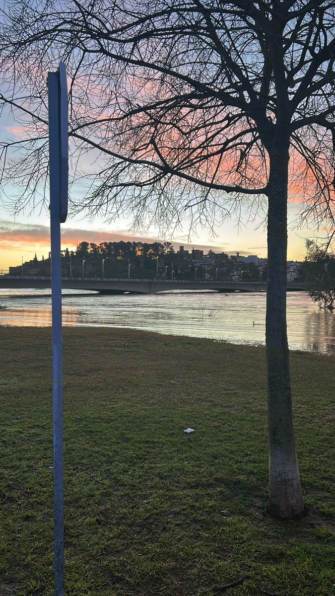 Y después de una noche pendientes del agua nos levantamos mirando al cielo. 

#Badajoz siempre bonita. 

Gracias a todo el dispositivo desplegado ayer por cuidarnos.