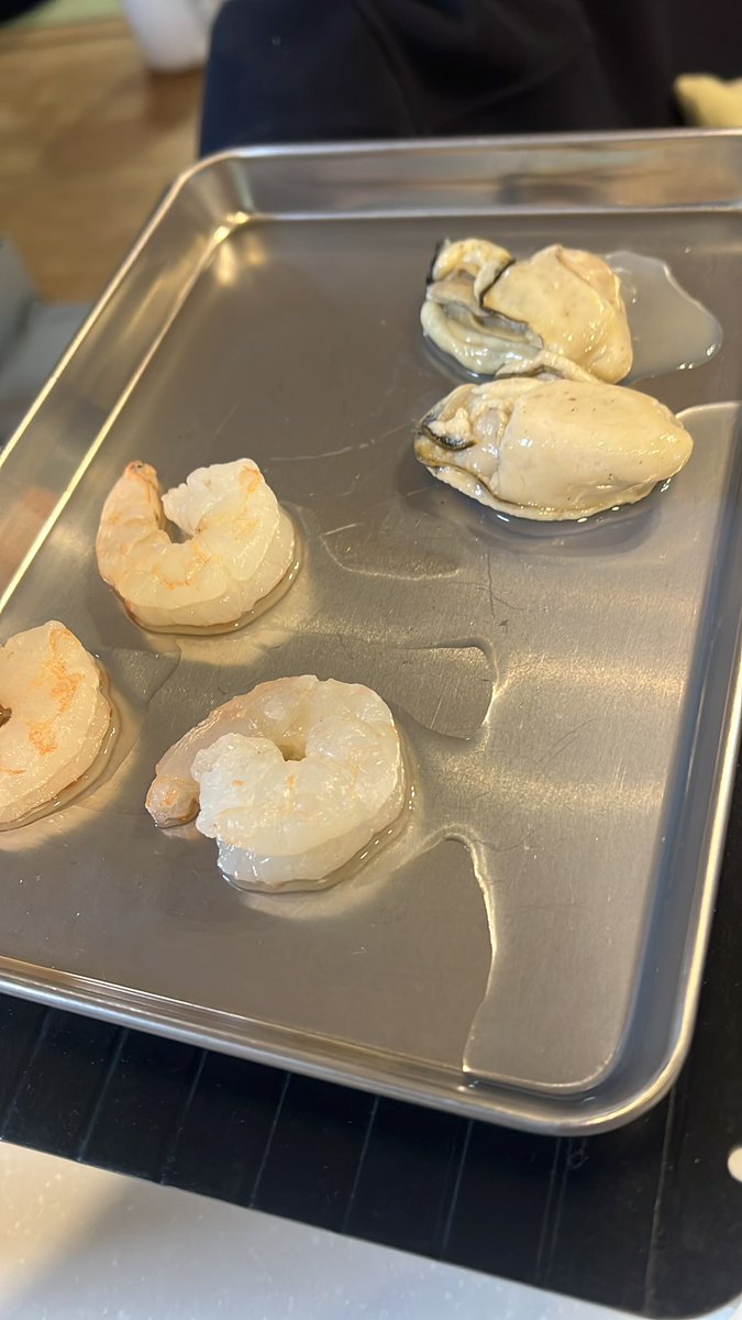 蒸牡蛎のドリップと冷凍エビのドリップが一緒になってしまった😖