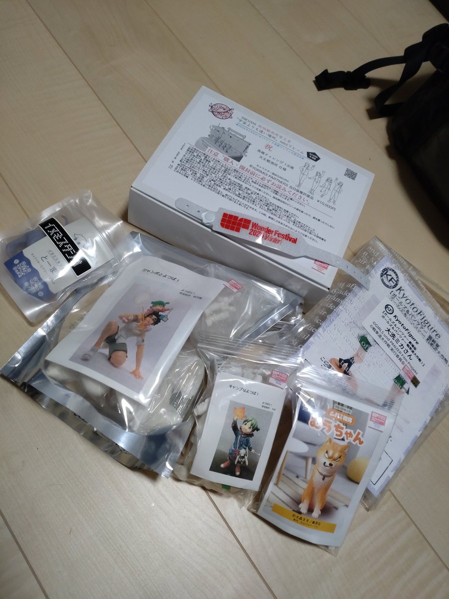 mintfizz's tweet image. 雪のワンフェス会場から無事帰宅。よりもい雪上車、大洗ミカ、よつばとジャンボ、シバつき物件むうちゃん、イヌミスタジオさんイタグレ。狙ってたもの全て購入出来ました。ディラーの皆さん今回も素敵な作品ありがとうございました。頑張って仕上げたいと思います♪これからパーツチェックします。