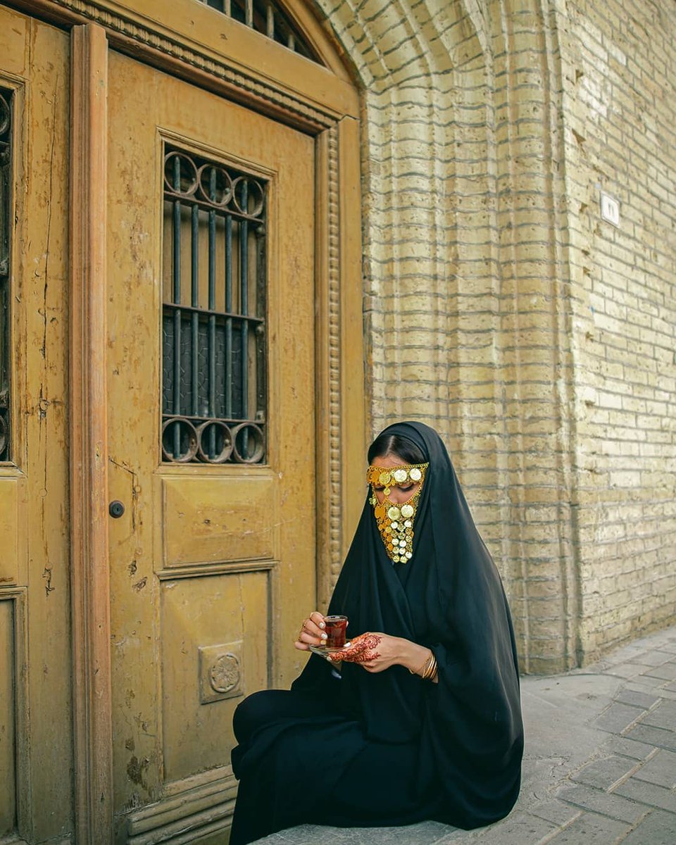 تتميز البصرة بانتشار بيوت الشناشيل التي تعود بدايات ظهورها إلى القرن السابع عشر الميلادي، قبل أن تنتقل لاحقا إلى بغداد وبقية المدن العراقية. وقد لُقبت البصرة بـ أم الشناشيل لكثرة هذه البيوت التراثية، وتشكل علامة معمارية وهوية حضرية فريدة للمدينة.