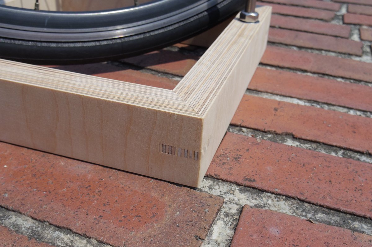 modoru_kikaku's tweet photo. インテリアを邪魔しないバイクスタンドです。
フィンランドバーチPly.wood ✕ステンレス10mm丸棒 https://t.co/b0PPSE0ntr