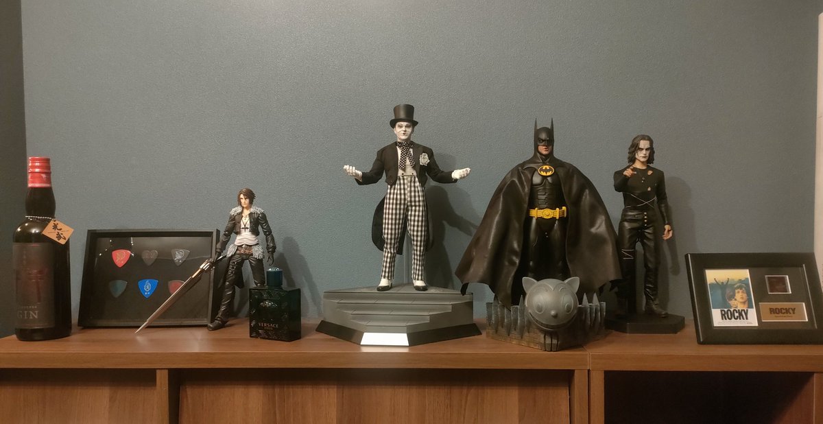 カマンベールチーズとベーコンのカスクート食べた！美味しかった🤤あと1個で全種コンプする〜。
雪降ってめっちゃ寒かったから、暖かいカフェオレ最高じゃった✨
あと、ベース部屋のフィギュア増えてたから記念に写真撮ったwやっぱバッドマンは最高よね。
また来ます╰(*´︶`*)♡
 #RESTA