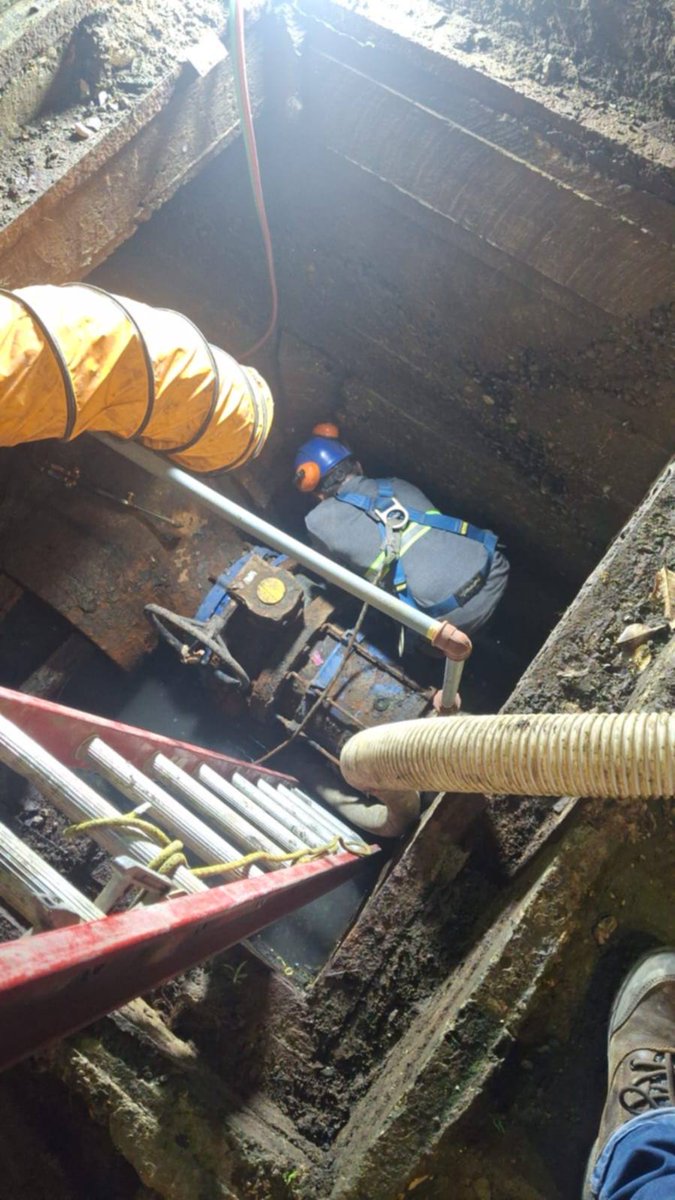 interagua's tweet photo. 📢 Avances | #InteraguaInforma #TrabajoProgramado
Mientras se ejecuta el mantenimiento eléctrico anual en  la sub estación eléctrica de 69 KV La Toma, nuestros técnicos y contratistas realizan labores de corte en la Av. Perimetral y 25 de Julio, como parte de las acciones planificadas para fortalecer el sistema de agua potable.

#InteraguaElAguaDeLosGuayaquileños  💧