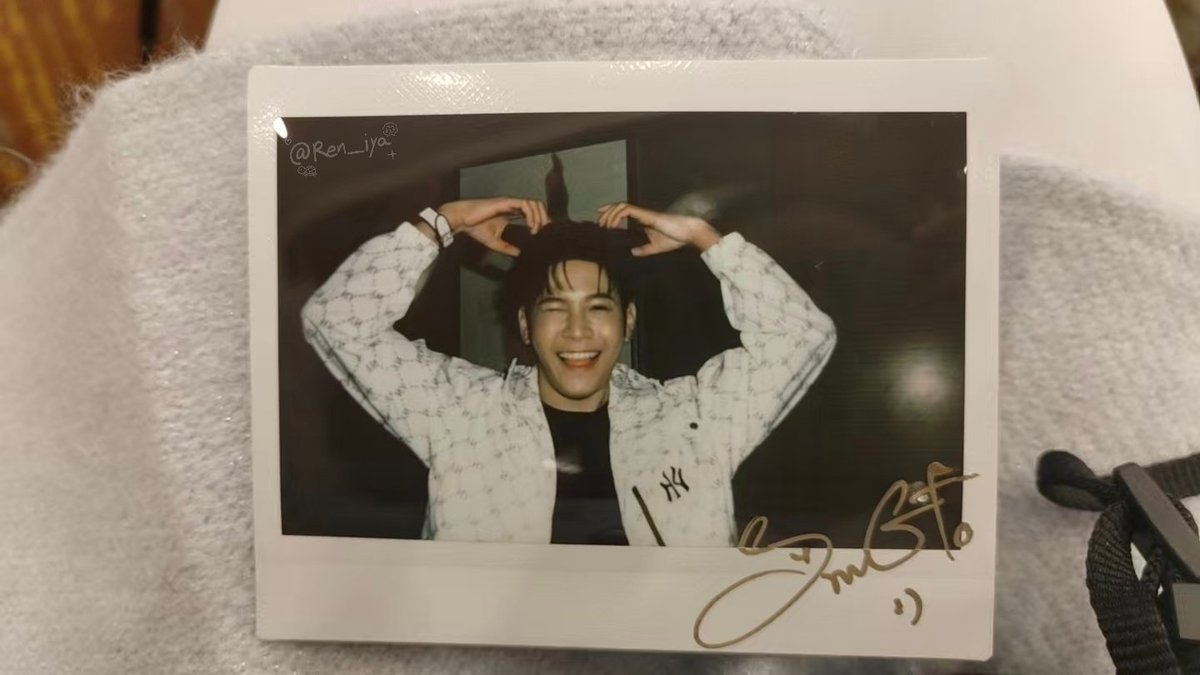 我的第一张亲签拍立得🫶
#SingtoFSinShanghai
#SingtoPrachaya