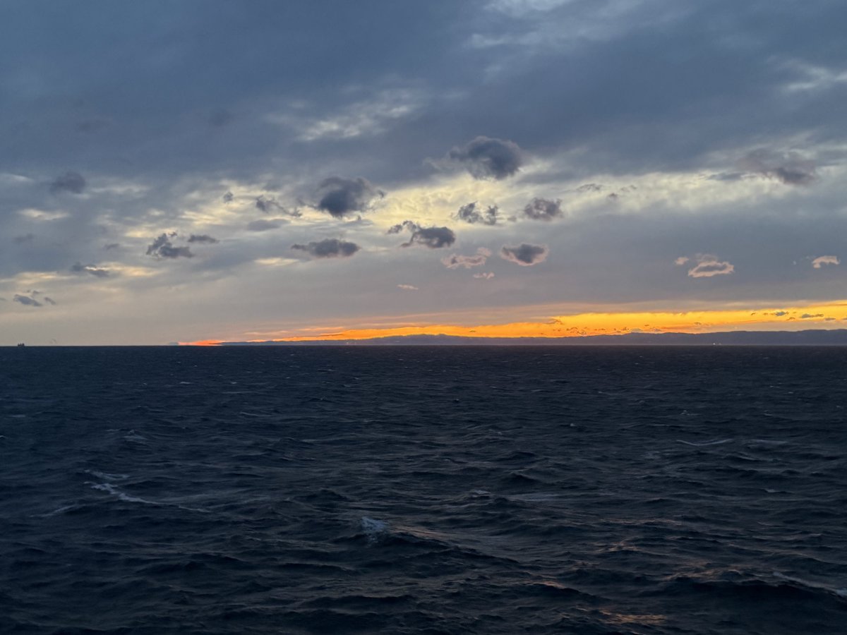 IeeiPo's tweet photo. 🚢🌅🌊 https://t.co/mdAPgJebTt