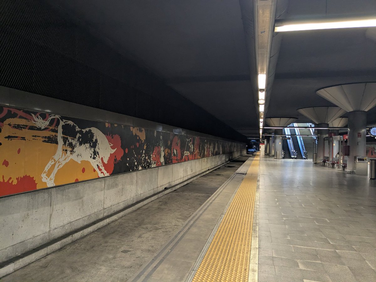 La parte menos fotografiada de la estación de Zaragoza-Goya, la de la plataforma sin vía. Si en algún momento deciden poner la vía se podrían realizar cruces en esta estación y mejoraría la circulación ferroviaria en Zaragoza 😅. #estación #ferrocarril #Adif #Zaragoza