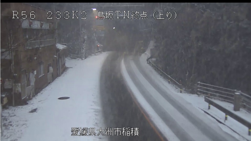 mlit_oozu's tweet photo. #国道56号 の状況です。 
ノーマルタイヤでの走行は危険です。 
冬用タイヤ装着とタイヤチェーンの携行をお願いします。    
最新の気象情報と道路交通情報にご注意ください。   
#いのちとくらしをまもる防災減災 #四国地整 https://t.co/BkKqNgwSy4