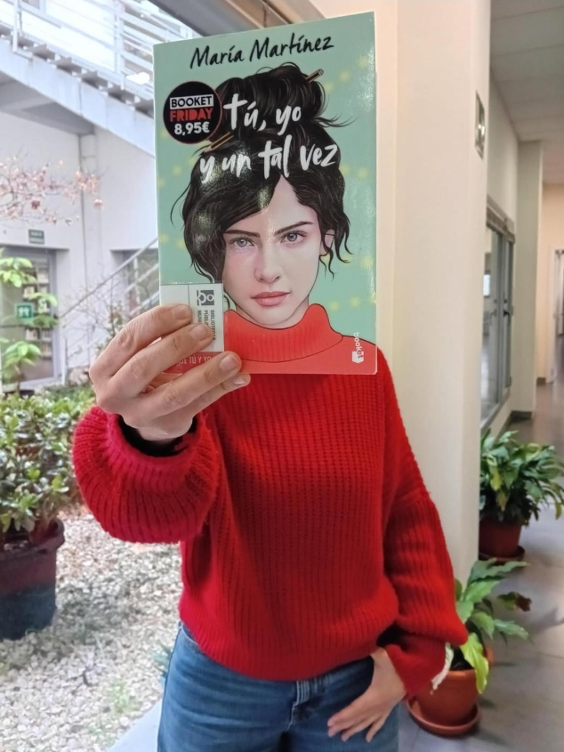 bpmmadrid's tweet photo. 💕El #bpmBookface de esta semana nos trae 'encuentros fugaces que se convierten en comienzos'. La novela de María Martínez te conquista por su sensibilidad, sus emociones y sus “tal vez”.
¿Te atreves a descubrirla? 📖 Te espera en tu biblioteca más cercana.
#bpmRecomendamos https://t.co/4edFbot1DM