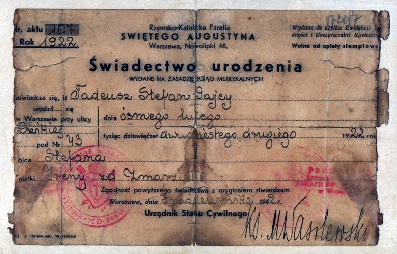 8.02.1922 r. w Warszawie urodził się Tadeusz Gajcy ps. „Topór”.
Poeta i żołnierz.

Od 1941 r. w konspiracyjnej organizacji Konfederacja Narodu utworzonej w środowisku działaczy ONR-Falanga, żołnierz AK, Powstaniec Warszawski.