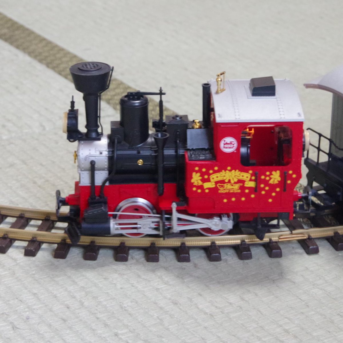 LGBの蒸気機関車を中古で入手しました。線路は半径600mmエンドレス