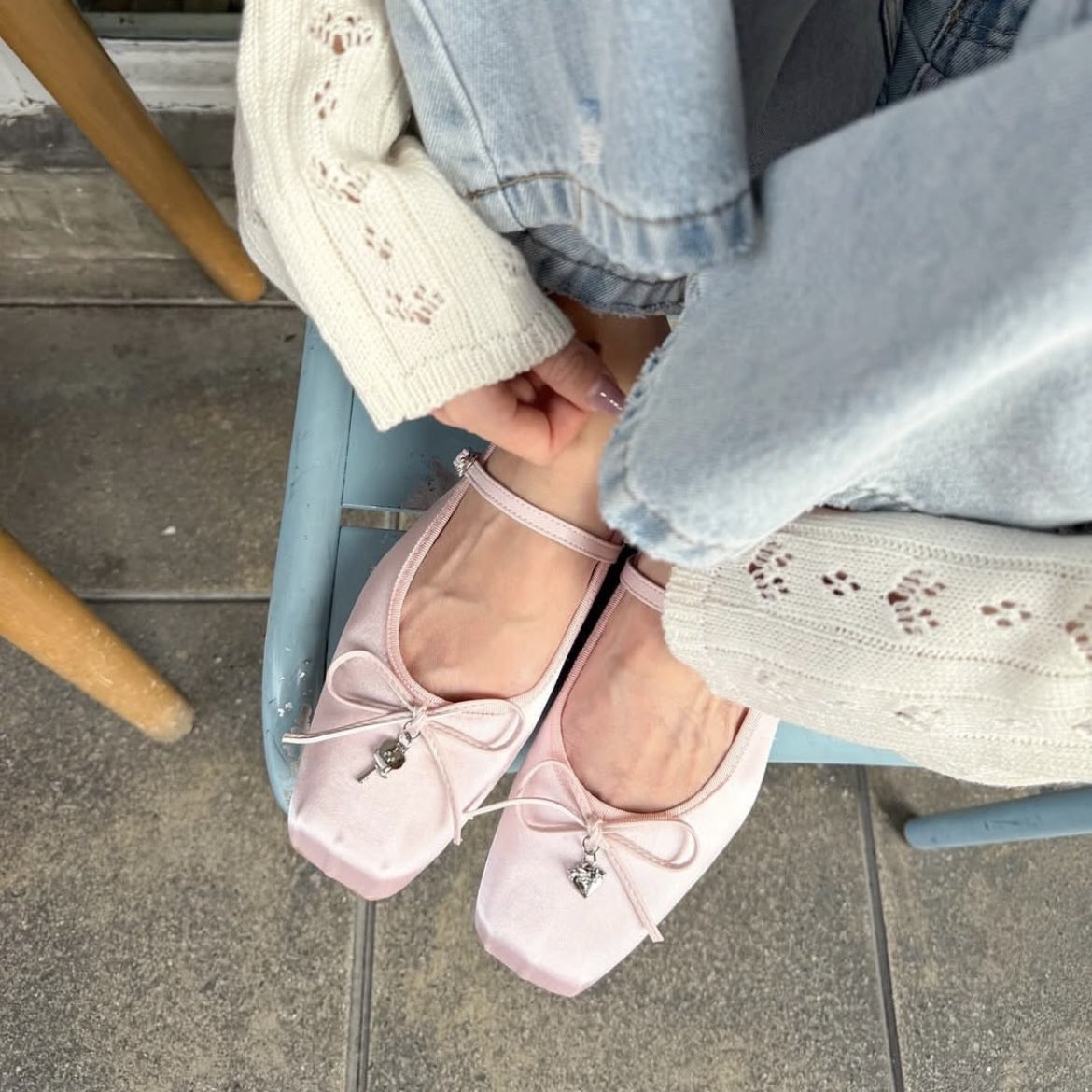 มาแนะนำรองเท้าคู่นี้ให้ สีชมพูน่ารักม้ากกก มีดีเทลโบว์กับชาร์มเพิ่มกิมมิกการแต่งตัวสุบๆ ใส่แล้วเท้าสวยด้วย แนะนำมากคั้บบ🎀💭🐰