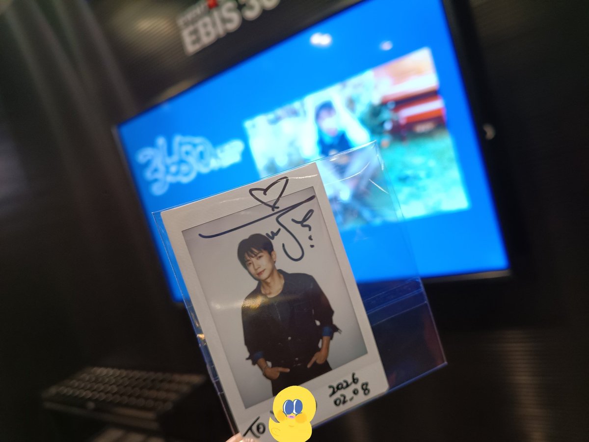 出待ちの整理番号めっちゃ早かったのに場所取りであわあわしてしまったけど、無事に出口近く1列目取れまして、ウヨンよく見えました😆ウヨンはペンちゃんに寄って行く事なく、左右に手を振り、真ん中を歩くスタイルだった☺️ウヨンらしい😁かっこよくて可愛いウヨンのチェキいただきました🥰名前入り💙