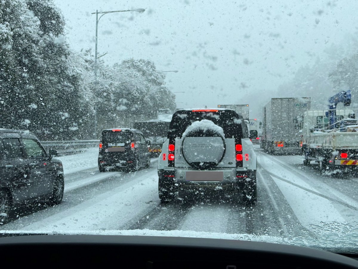 関東大雪で東名高速など通行止め相次ぐ、ノーマルタイヤ車が立ち往生