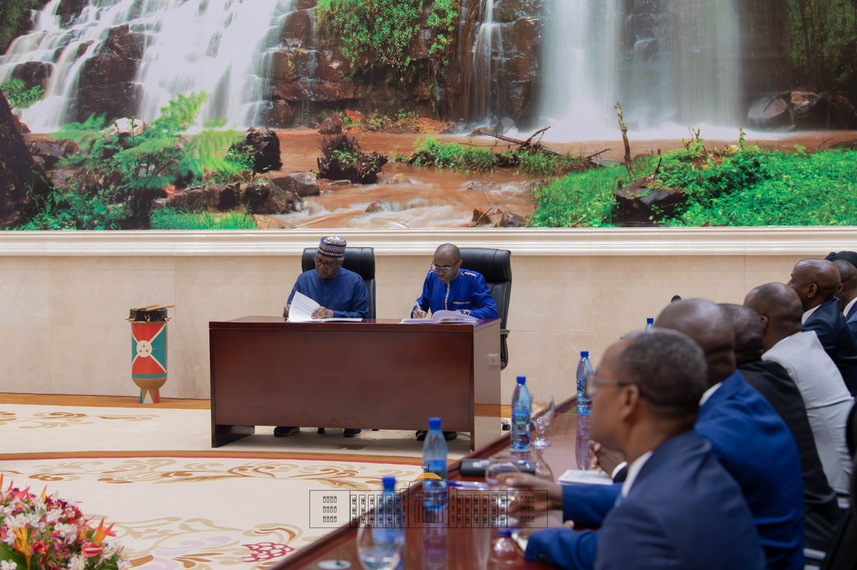 Un MoU a été signé entre le Gouvernement du #Burundi et <a href="/DangoteGroup/">Dangote Group</a> sur l’établissement d’un partenariat stratégique à long terme dans les domaines de raffinerie, fertilisants, mines et ressources naturelles, infrastructures de routes, de chemin de fer et de logements, etc