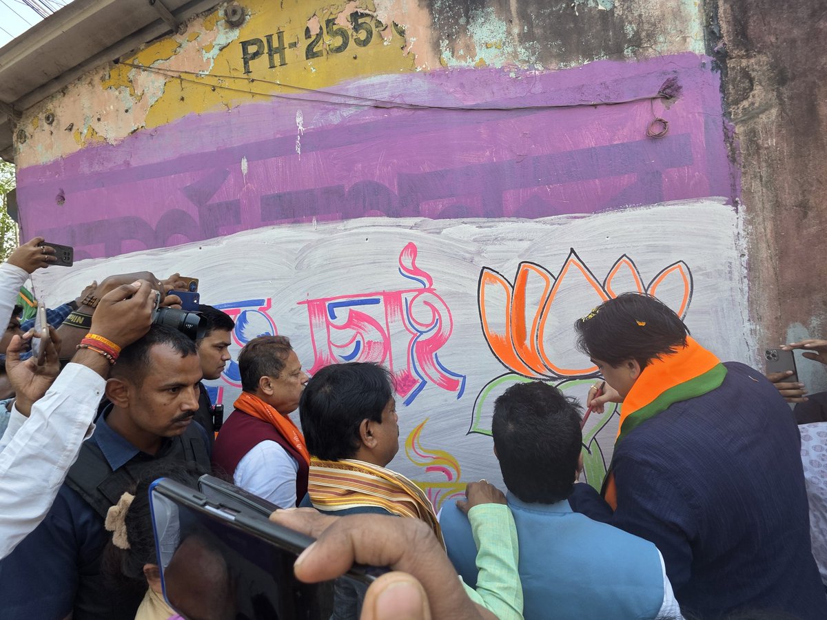 বনগাঁ, পাইক পাড়াতে বরেণ্য আদিবাসী স্বাধীনতা সংগ্রামী নেতা বিরসা মুন্ডার মূর্তিতে শ্রদ্ধা জ্ঞাপন ও 2026 নির্বাচনকে কেন্দ্র করে দেয়াল লিখন করা হলো।
<a href="/Amitava_BJP/">Amitava Chakravorty</a> <a href="/amitmalviya/">Amit Malviya</a> <a href="/BJP4Bengal/">BJP West Bengal</a> <a href="/DrSukantaBJP/">Dr. Sukanta Majumdar</a> <a href="/SamikBJP/">Samik Bhattacharya</a> <a href="/Shantanu_bjp/">Shantanu Thakur</a> <a href="/sunilbansalbjp/">Sunil Bansal</a>