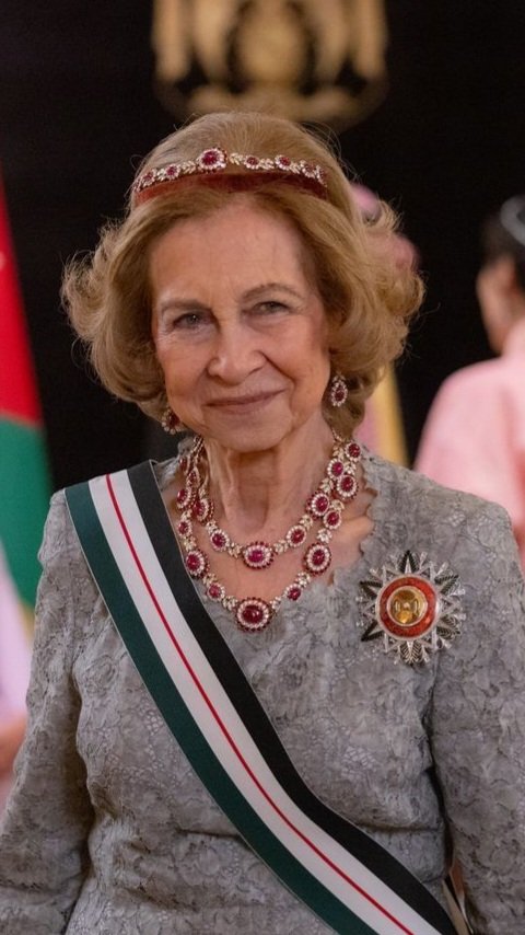 ColeccionMMoret's tweet photo. A #Niarchos le gustaba el Greco⤵️ y le gustaba el rojo ❤️
La Reina Doña Sofía luciendo las joyas de Van Cleef & Arpels compuestas de rubíes birmanos y diamantes que Stavros Niarchos le regaló con motivo de su boda. https://t.co/egu1FUG1FP