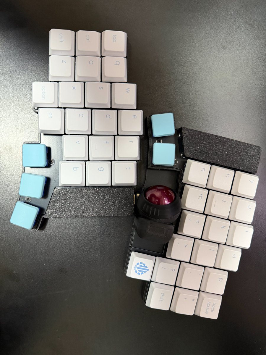 yktsubo's tweet photo. 家と職場にそれぞれ欲しくて作った2つ目のキーボード。 キーボードは Keyball44ish キーキャップは Acid Caps low-profile Keyballのままロープロファイルという持ち運びやすさに加えて、とても綺麗なキーキャップに感動。少し明日からの仕事にやる気出た。 #Keyballish #AcidCaps https://t.co/KhT2emNRfu